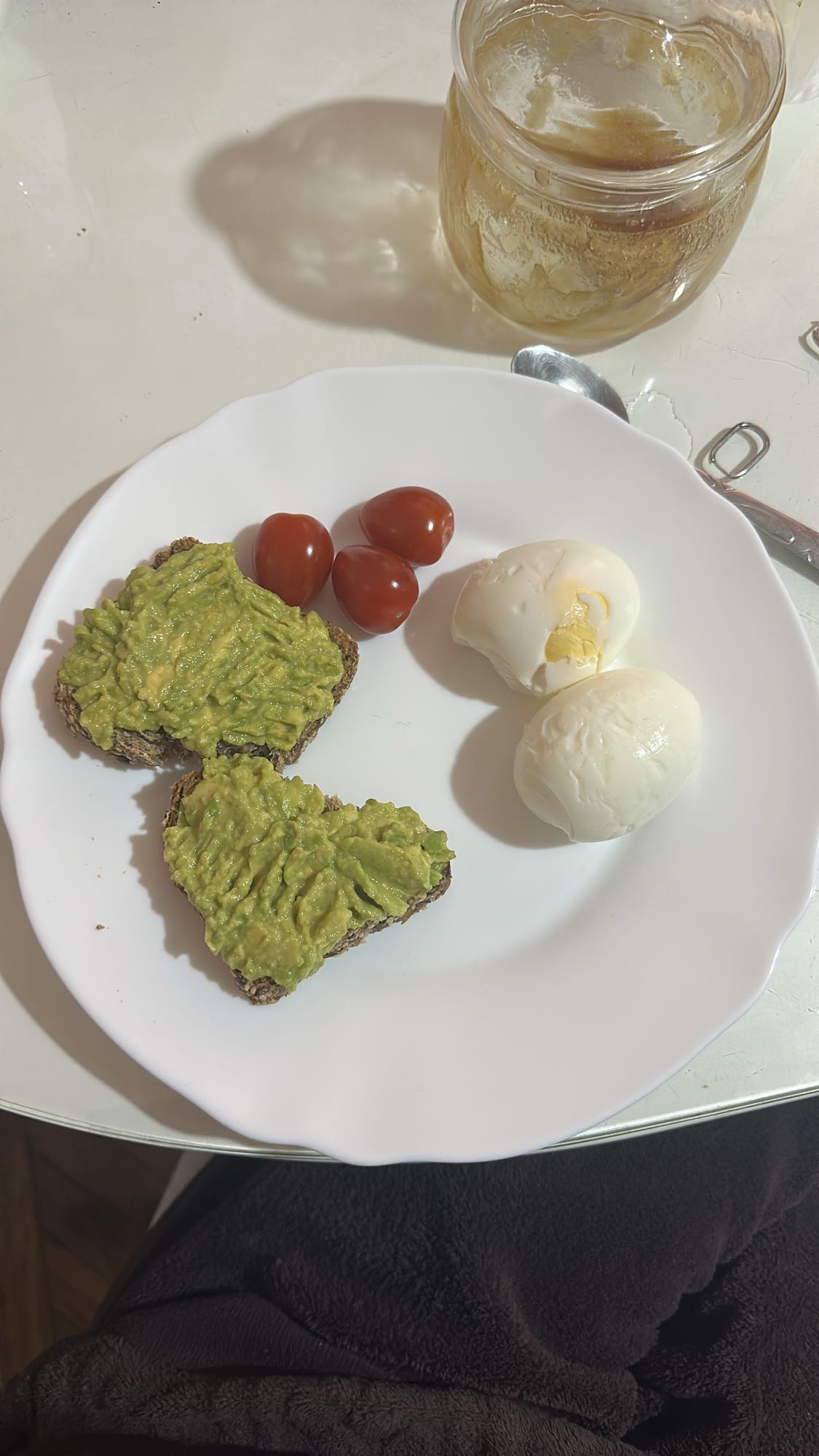 Тост з авокадо та яйцем