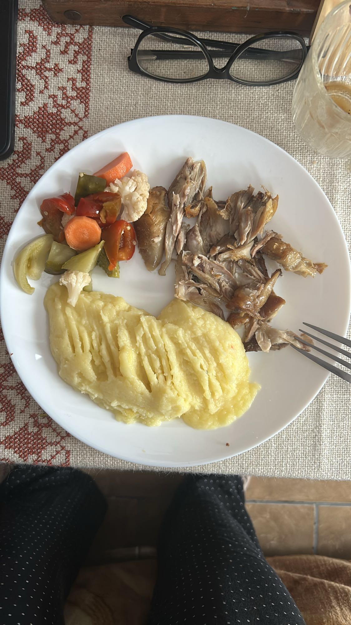 Pui cu mămăligă și murături