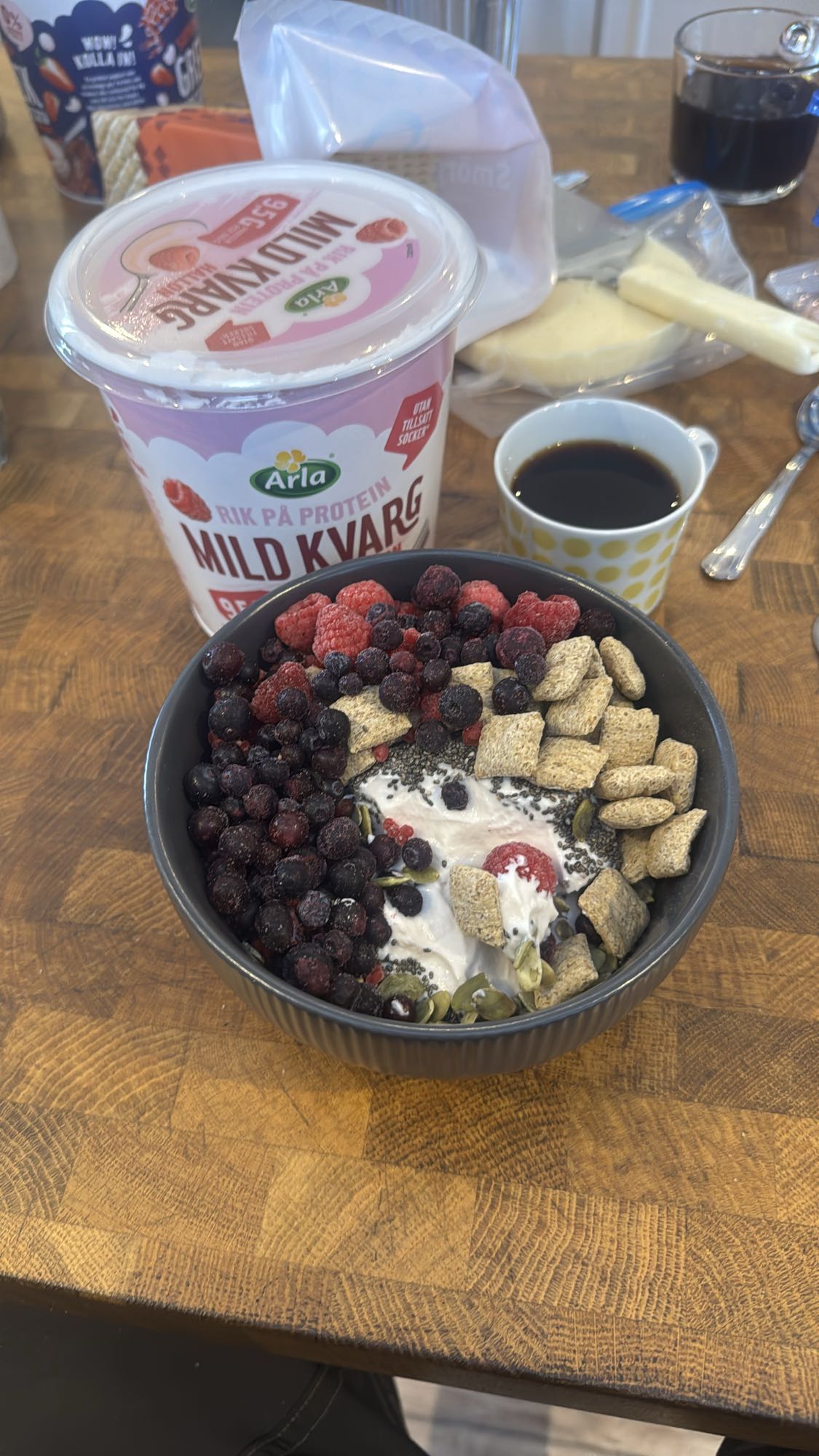 Kvarg med bär och frön