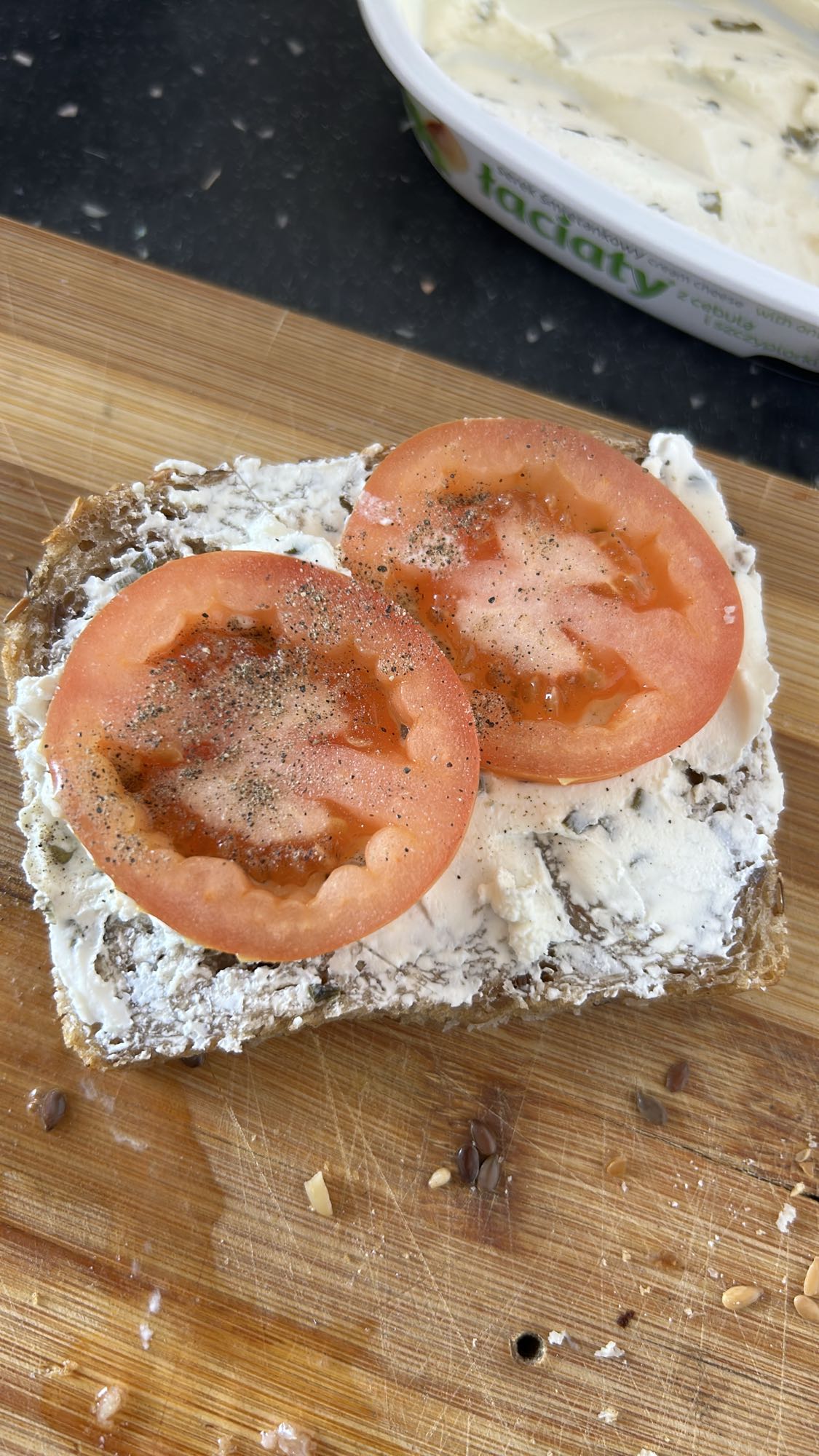 Kanapka z twarozkiem i pomidorem