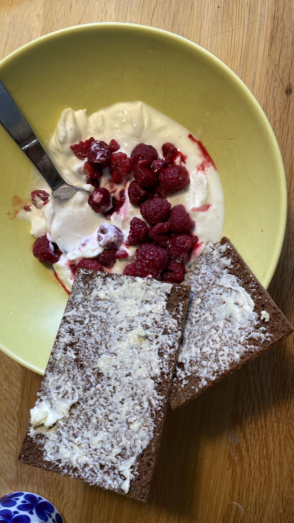 Yoghurt med bär & knäckebröd