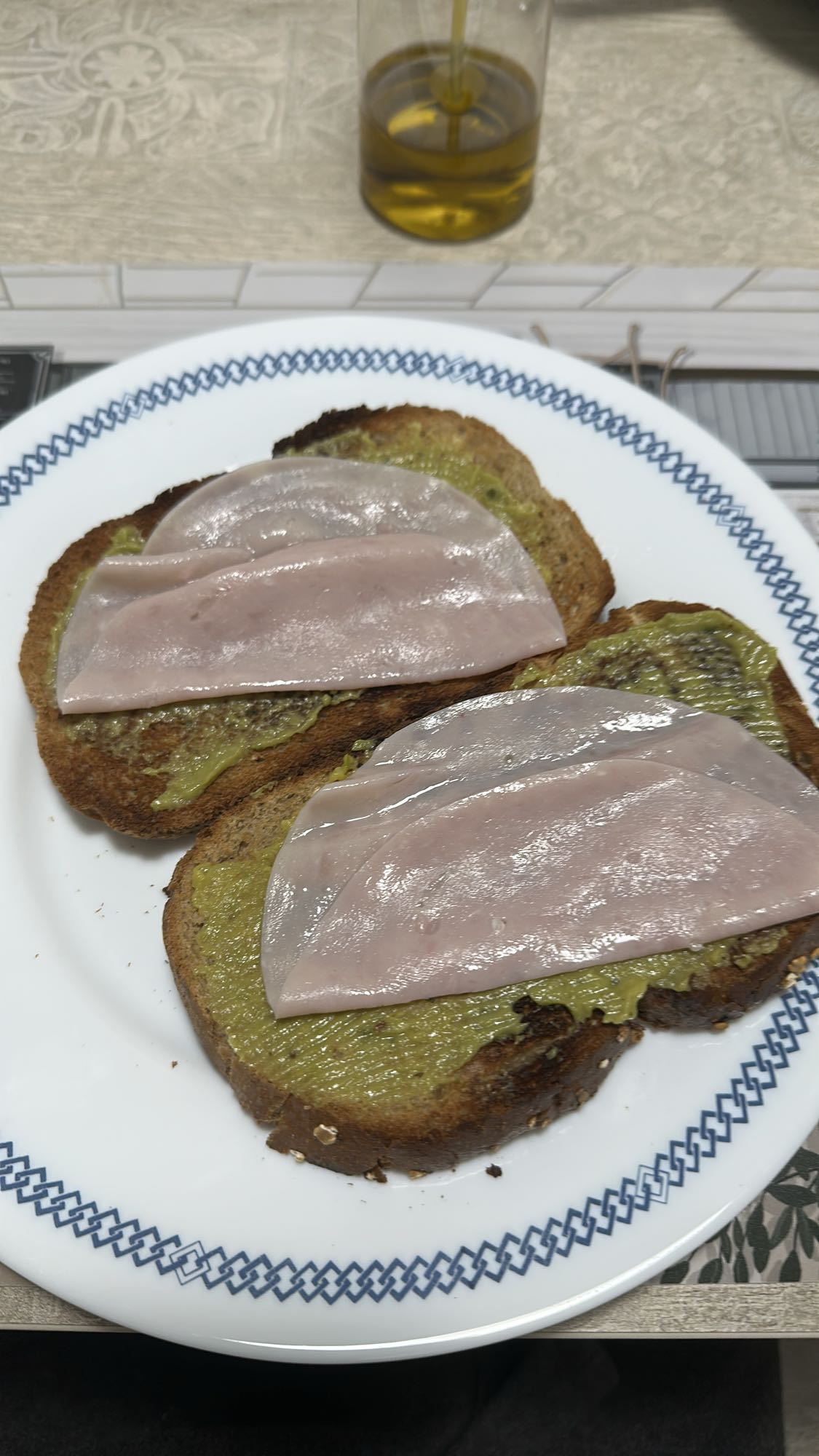 Tostadas con jamón y guacamole con plátano