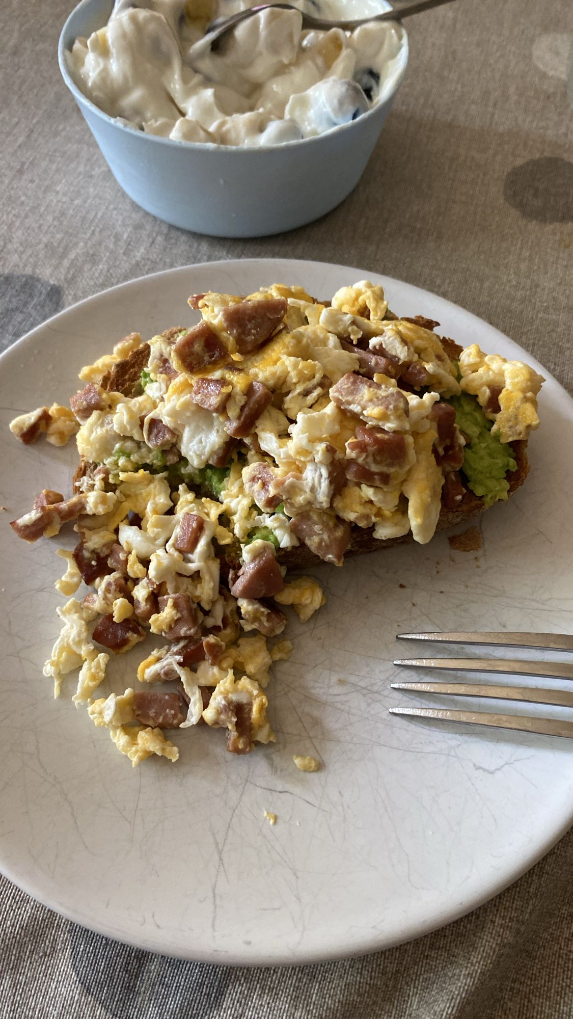 Tostada con huevo y fruta