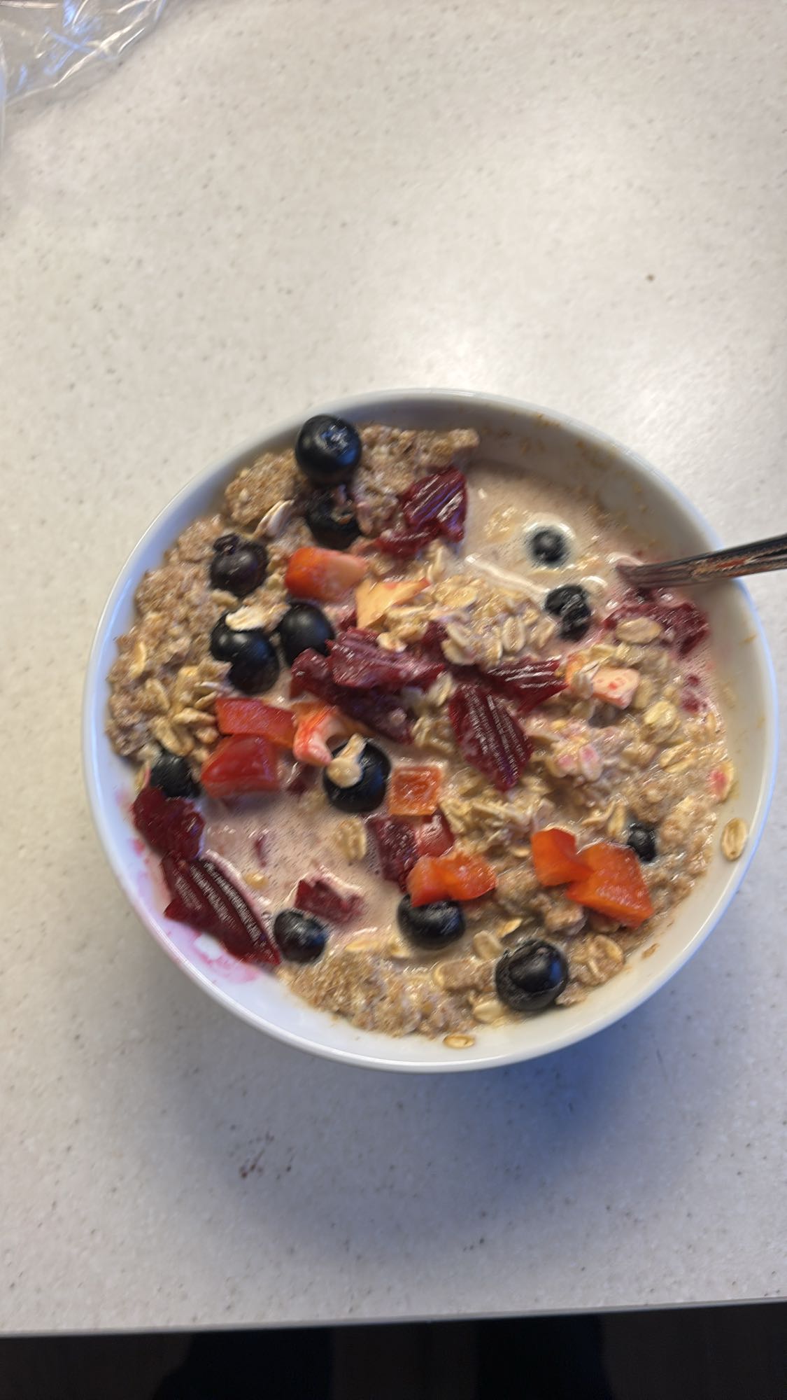 Havregrøt med bær, chilisaus og knekkebrød