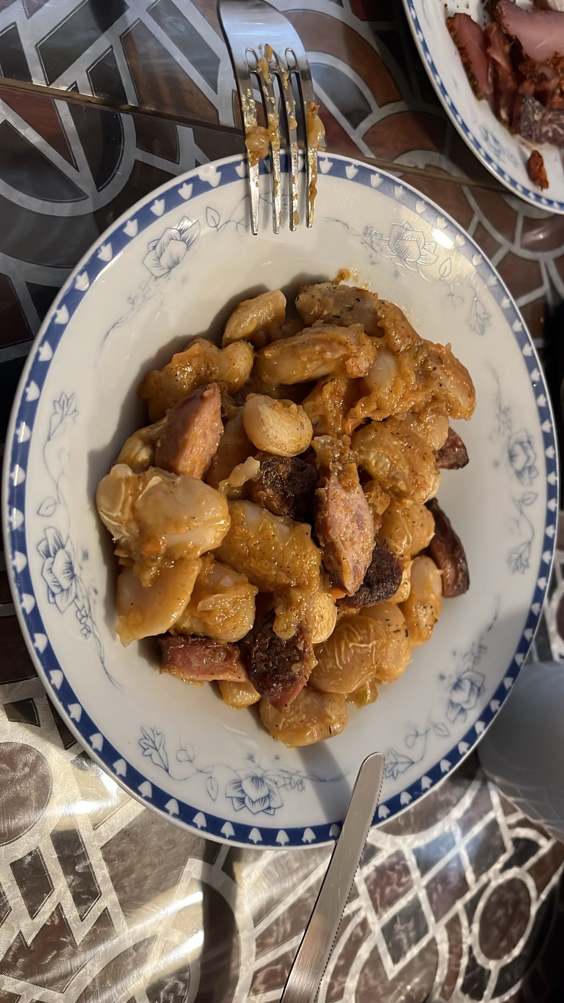 Боб с наденица