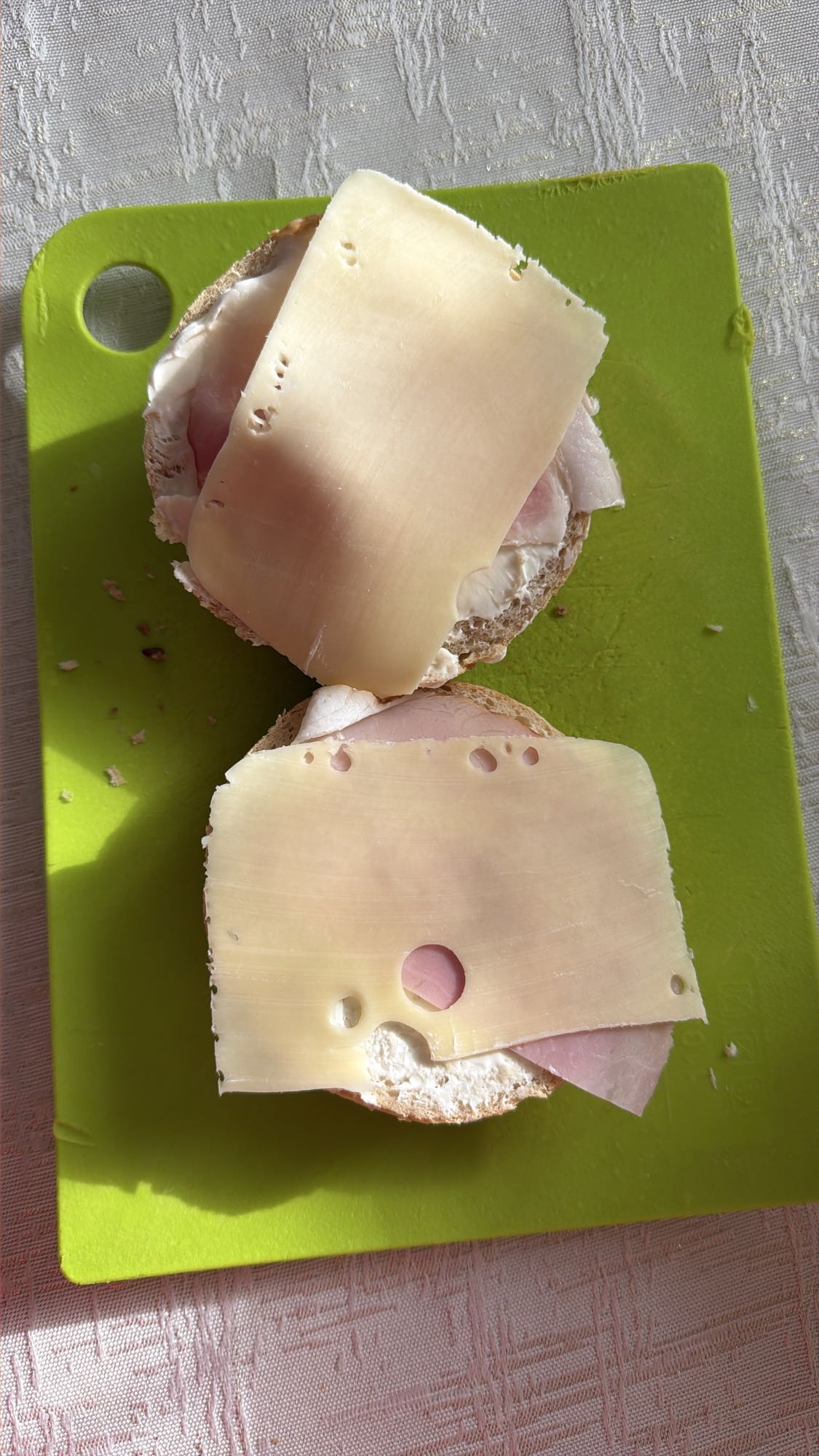 Bułka z szynką i serem