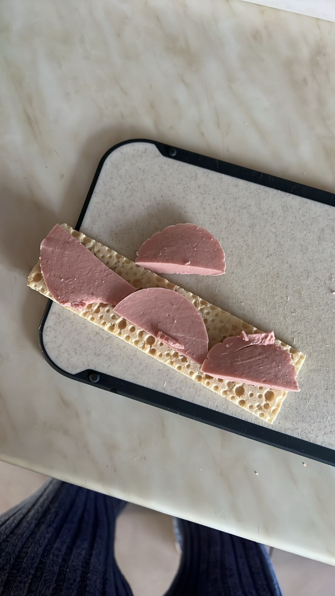 хлебец с колбасой