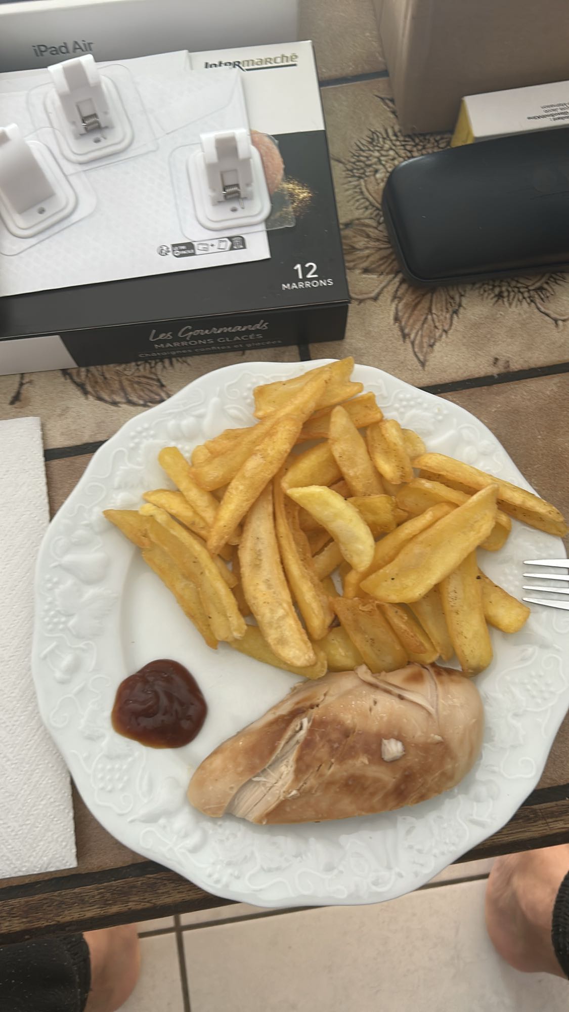 Poulet frites ketchup