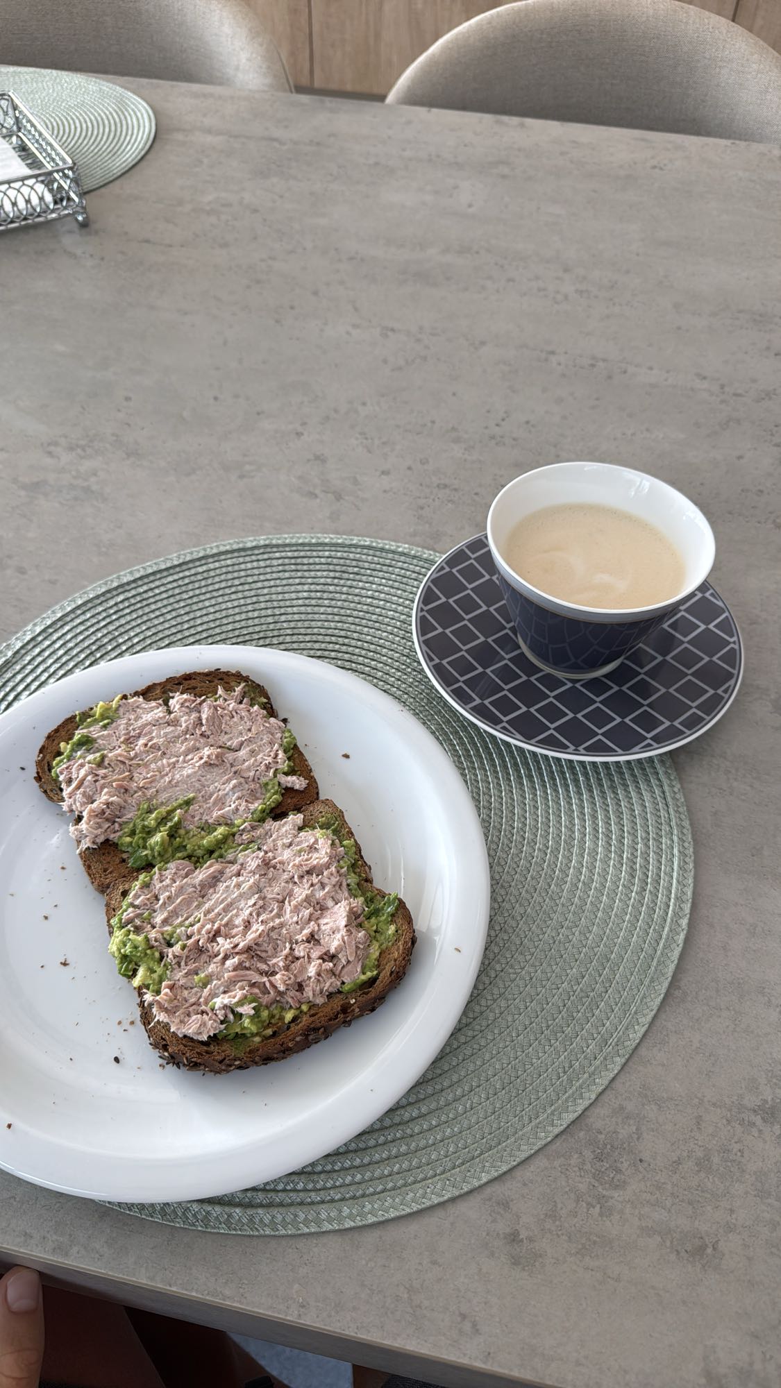 Tostadas con atún y café