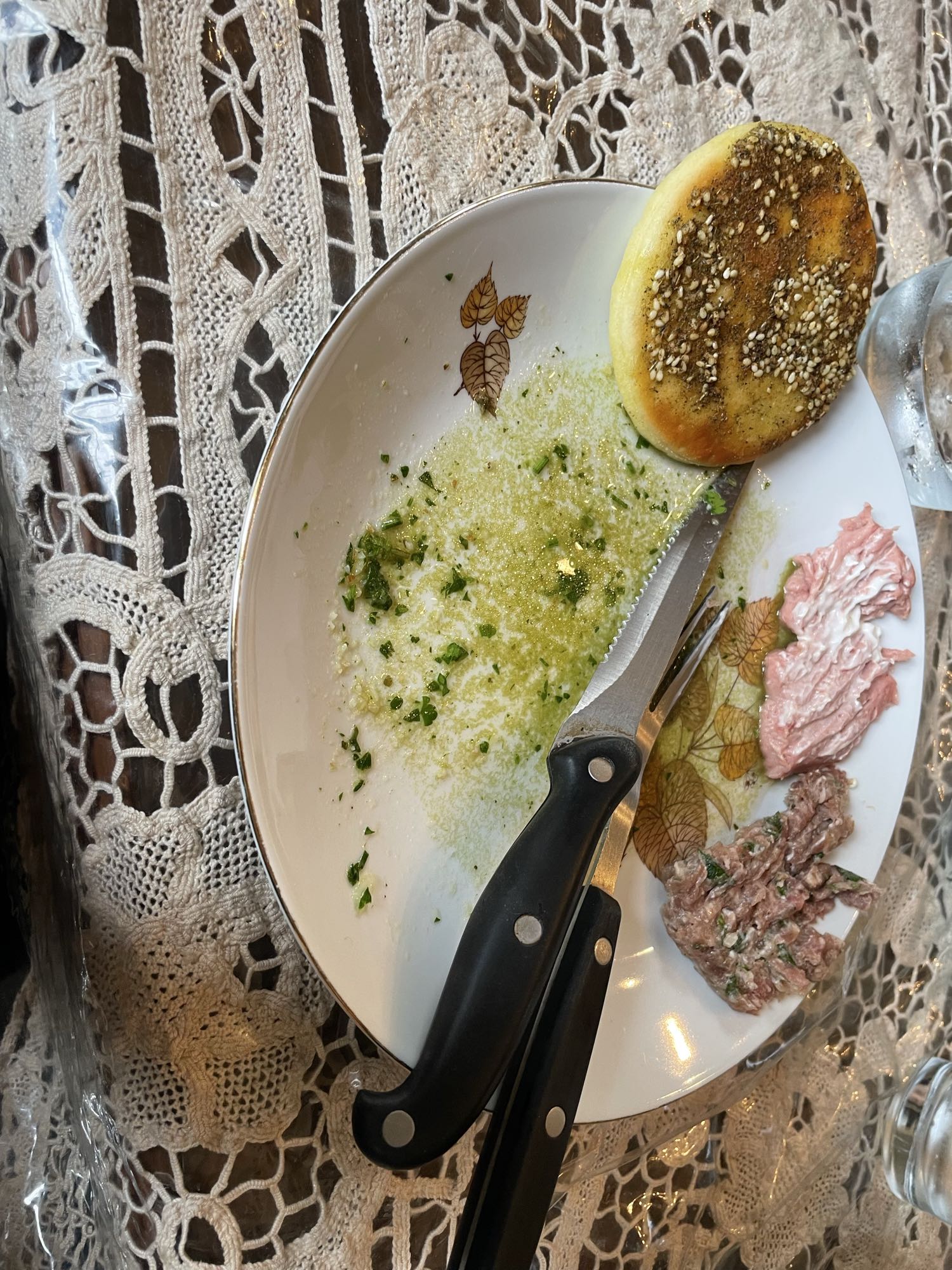 Herbed meat with bread