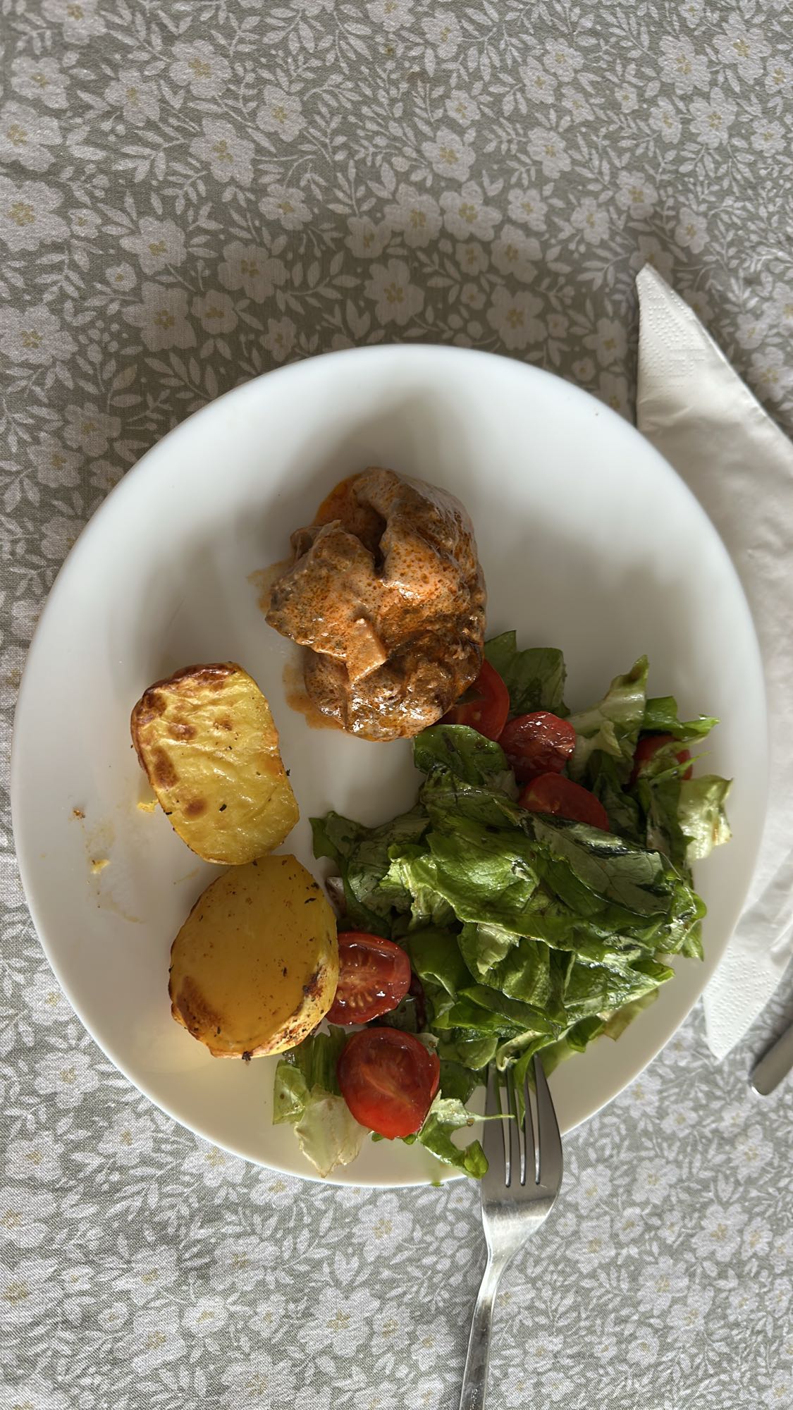 Chicken with potatoes & salad