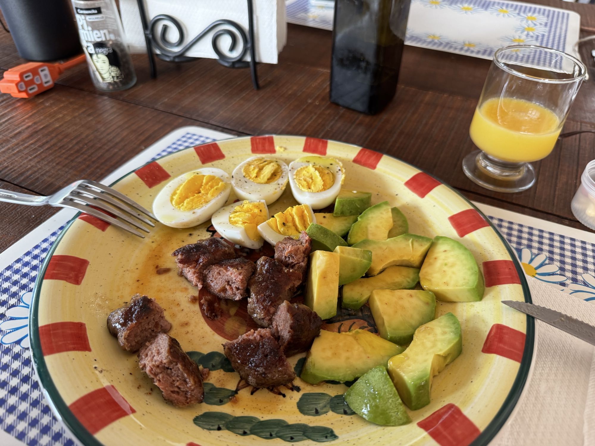 Desayuno con carne y huevo