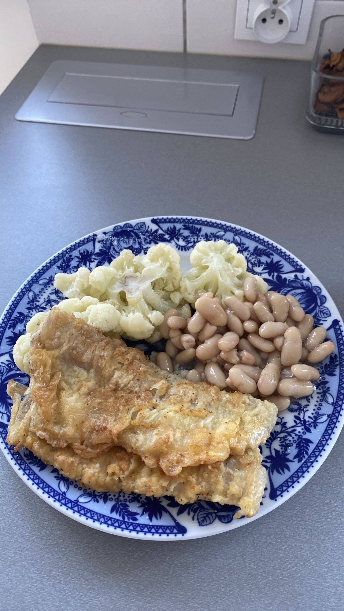 Ryba z kalafiorem i fasolą