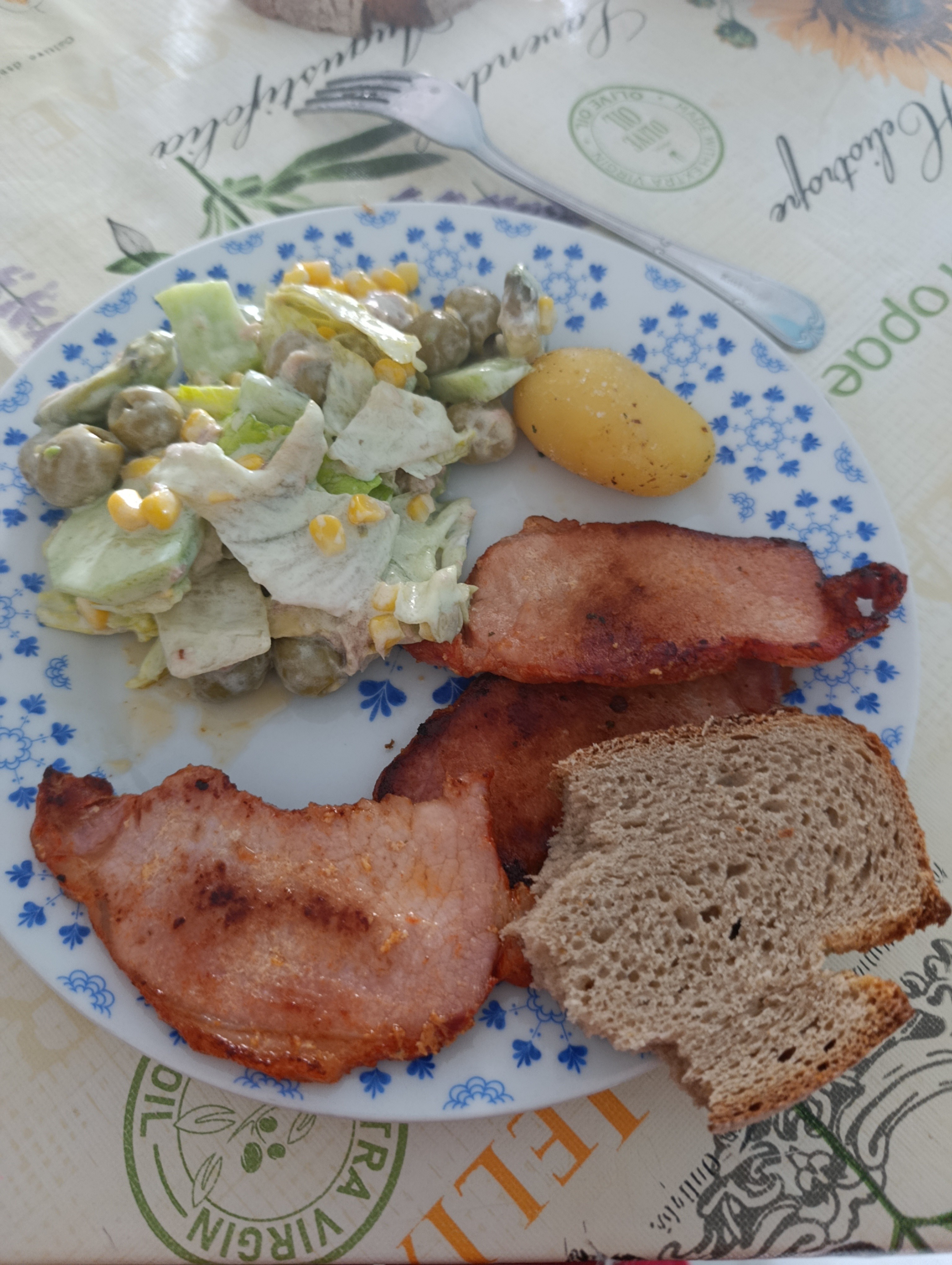 Jamón, ensalada y pan