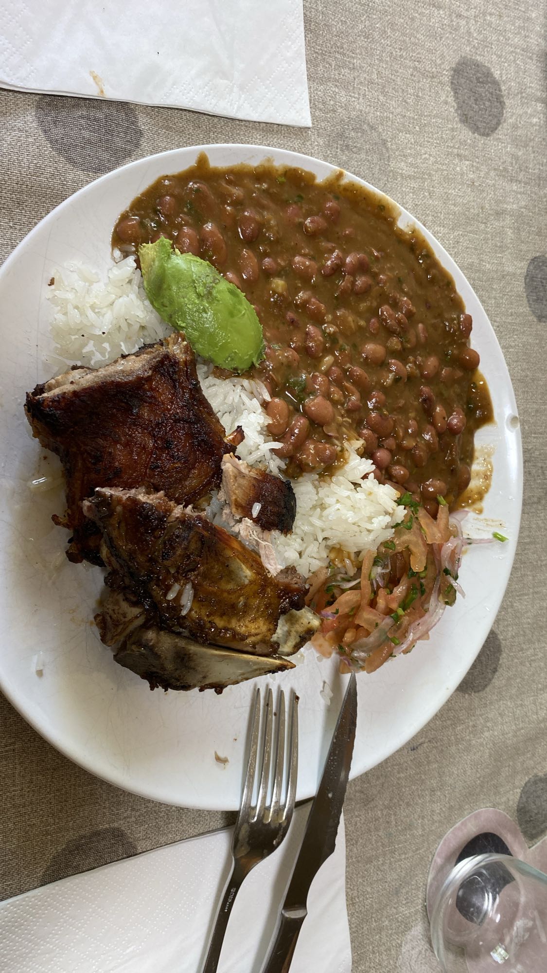 Costillas con arroz y frijoles