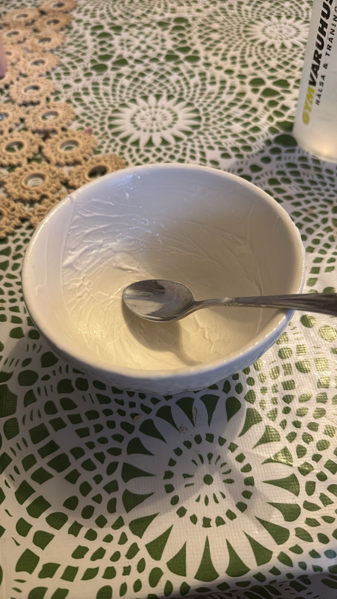 Tom skål med yoghurt