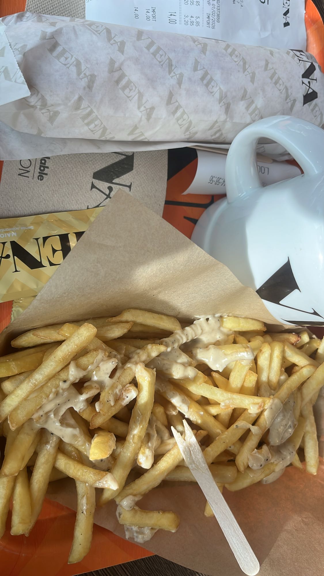 Papas con salsa y bocadillo