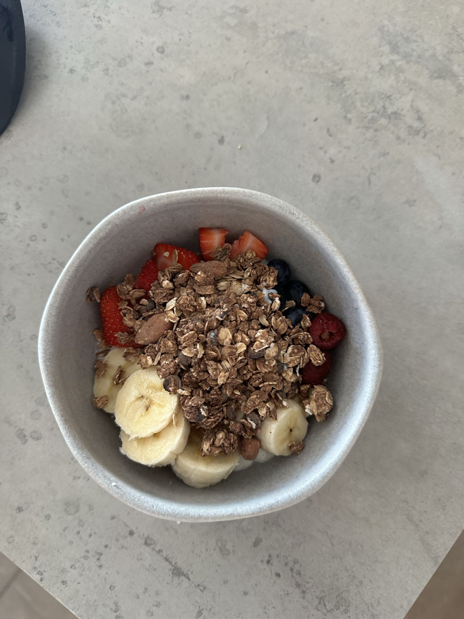 Tazón de frutas y granola con yogur