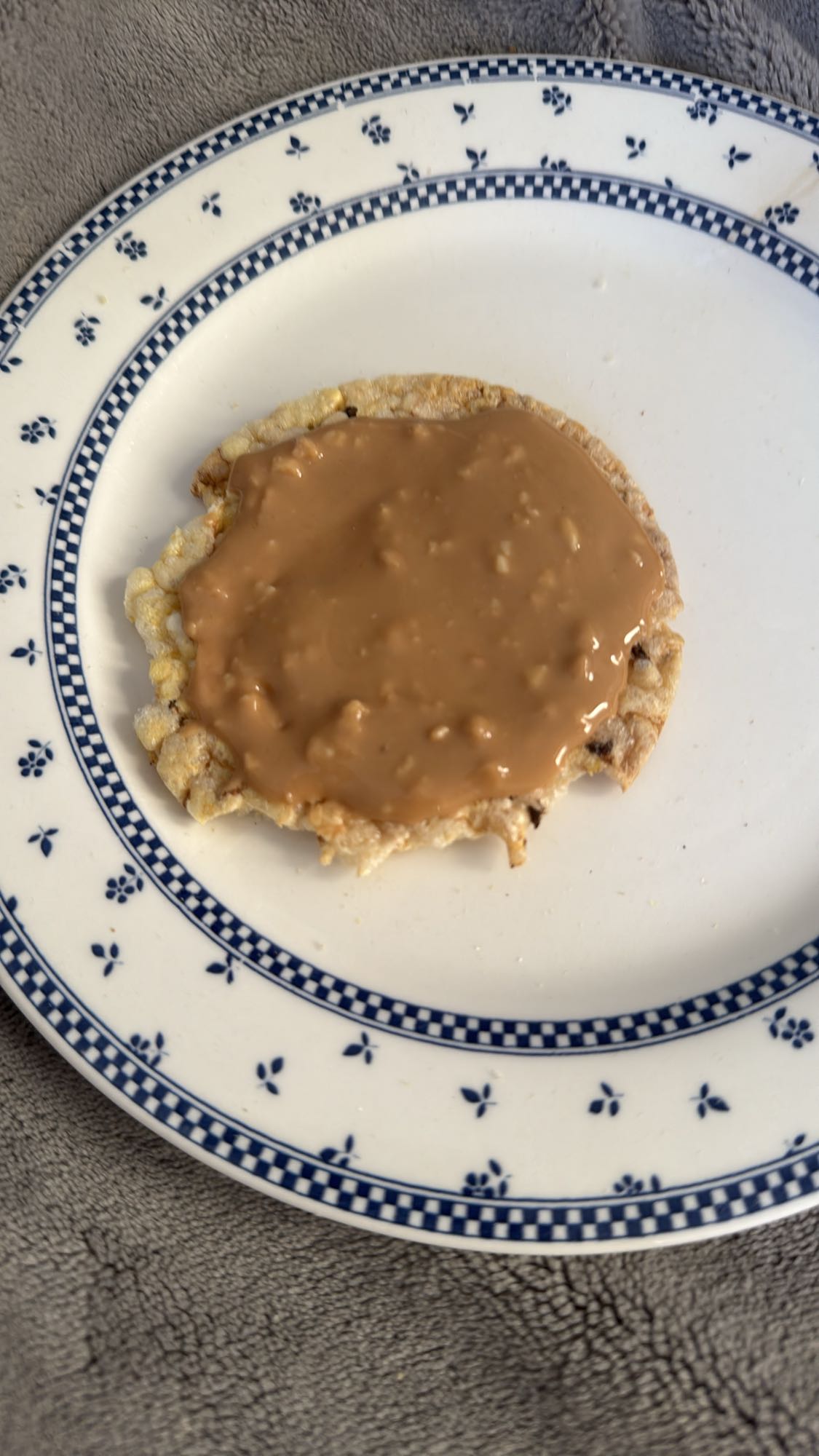 Wafelek z masłem orzechowym