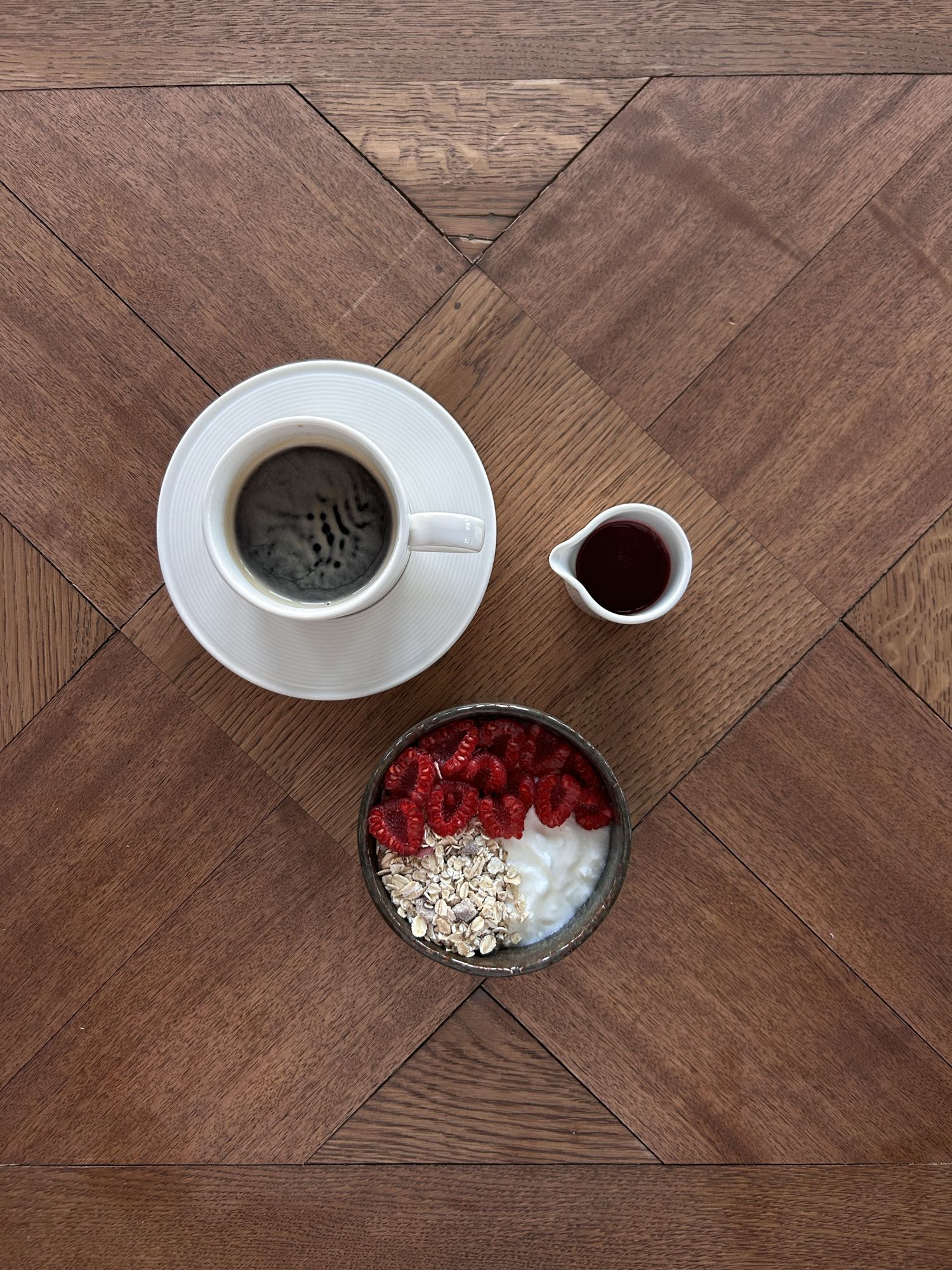 Йогурт с малиной и мюсли