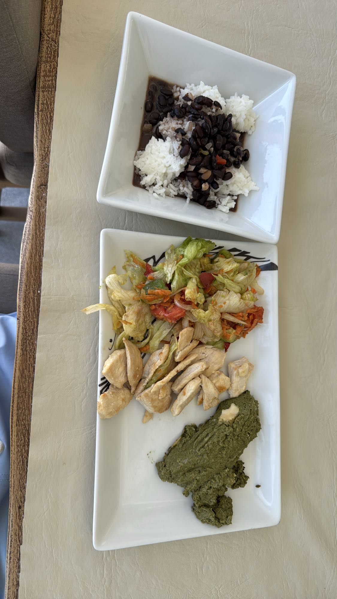 Pollo con arroz y ensalada