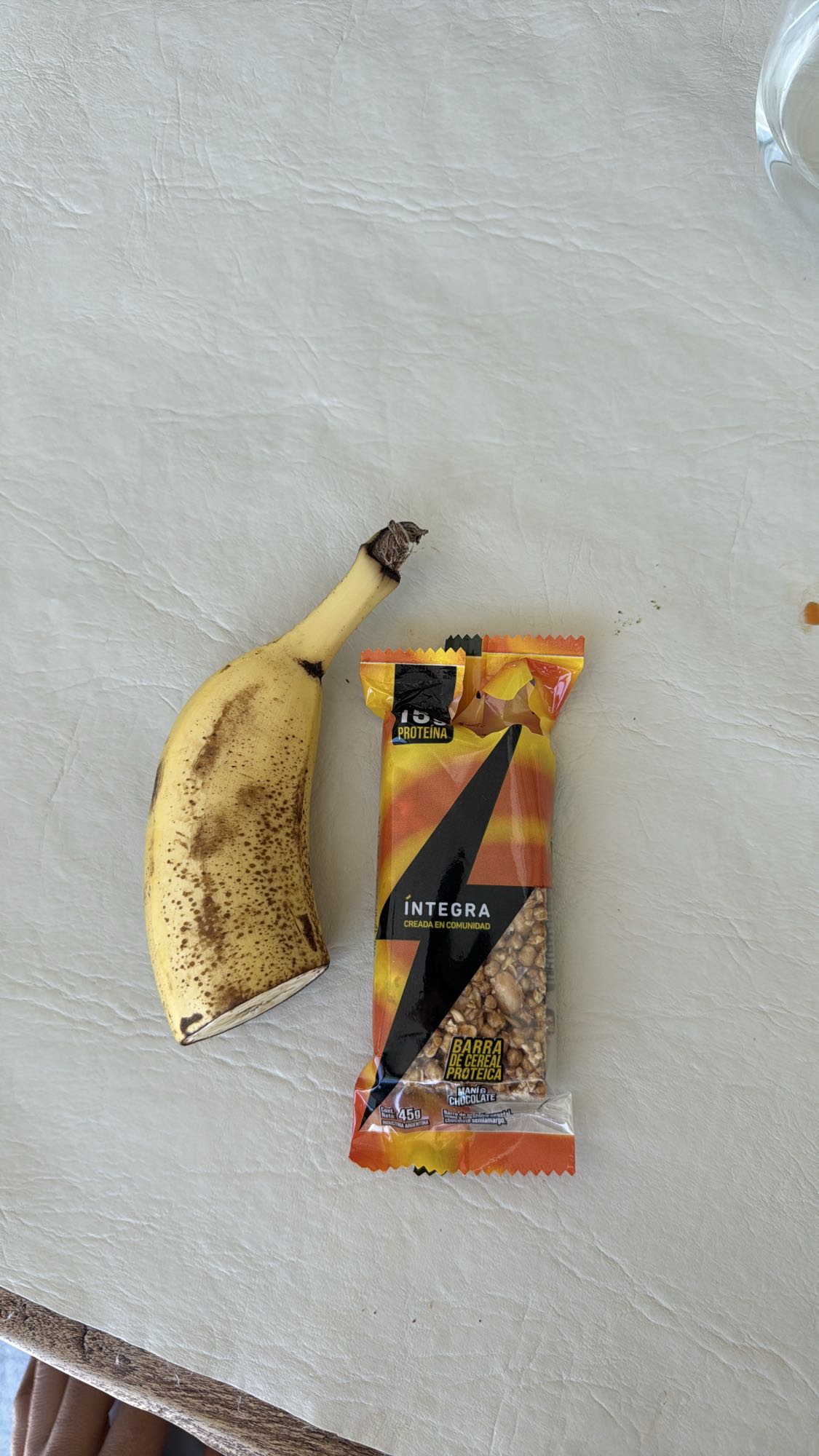 Banano y barra proteica