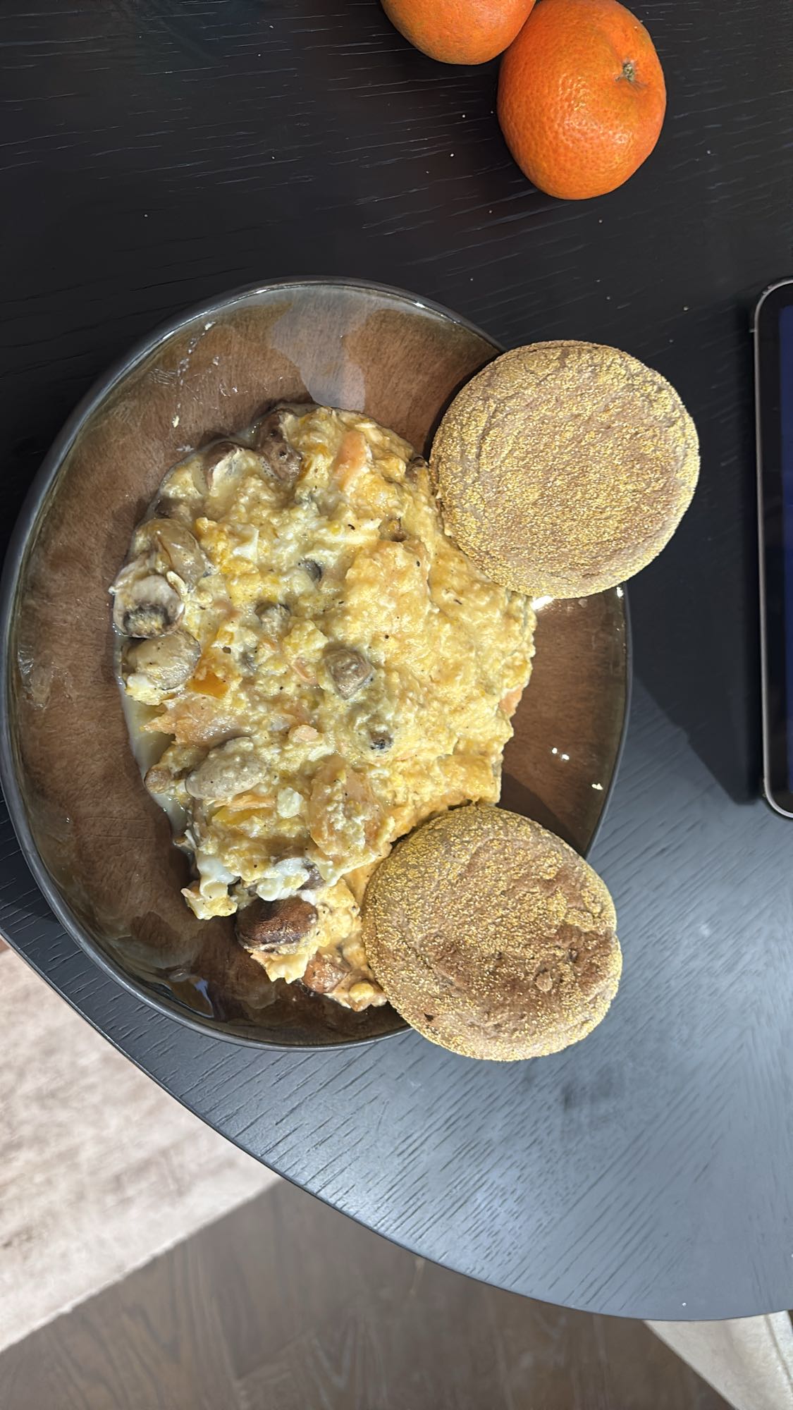 Omelette aux champignons et muffins anglais