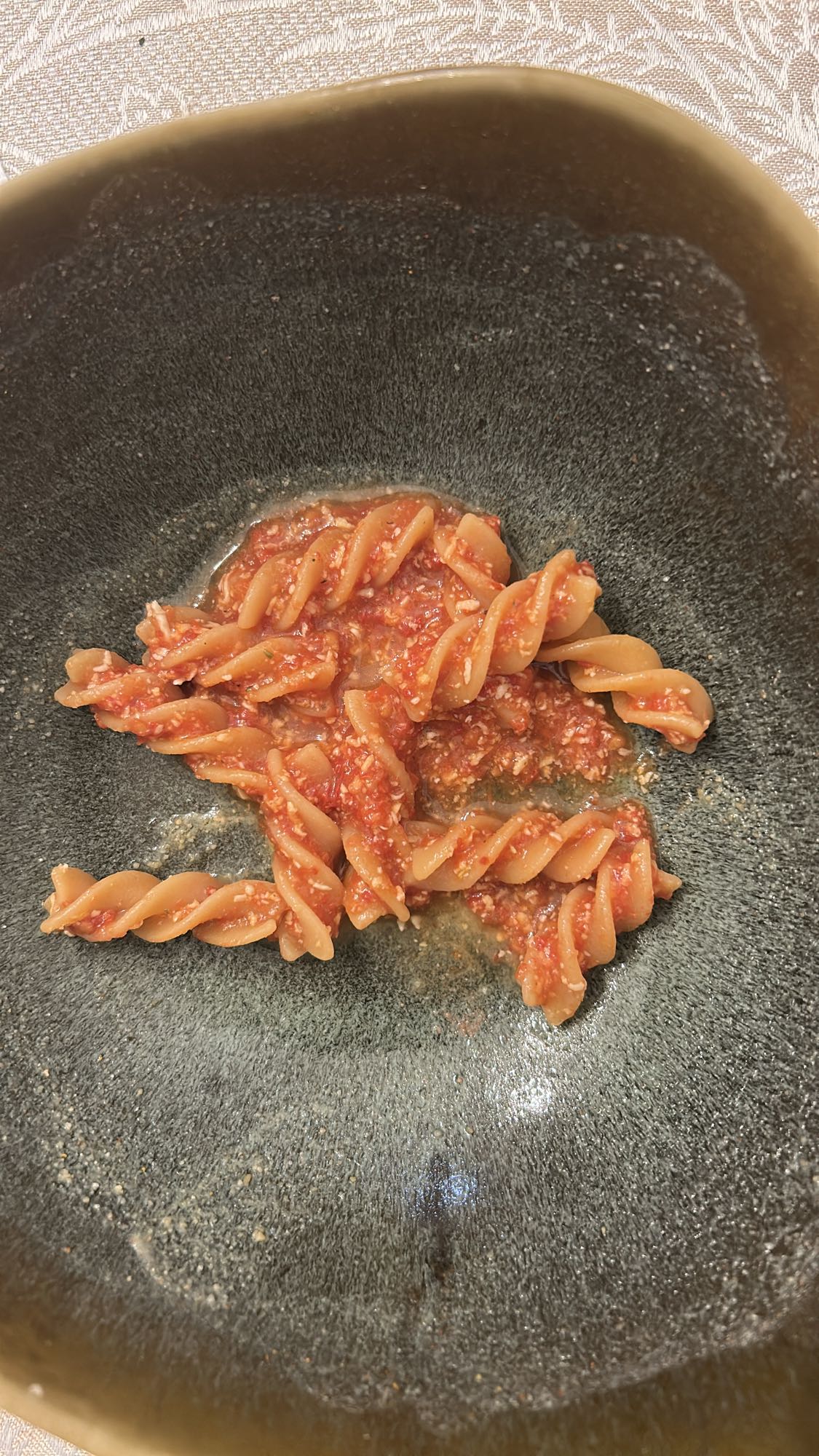 Fusilli cu sos de roșii