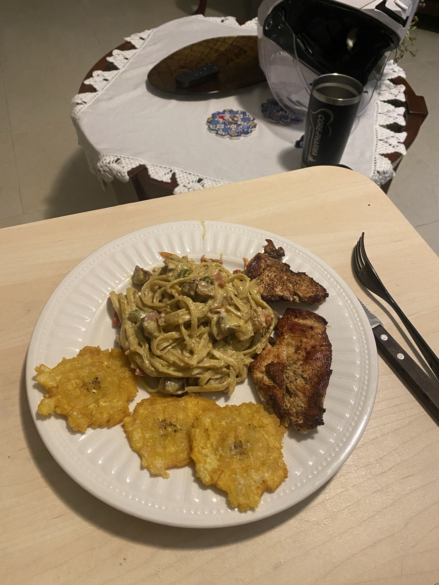 Pollo, pasta y patacones