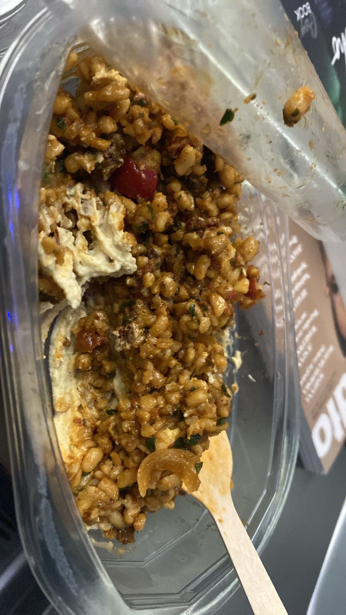 kasza z warzywami i hummusem