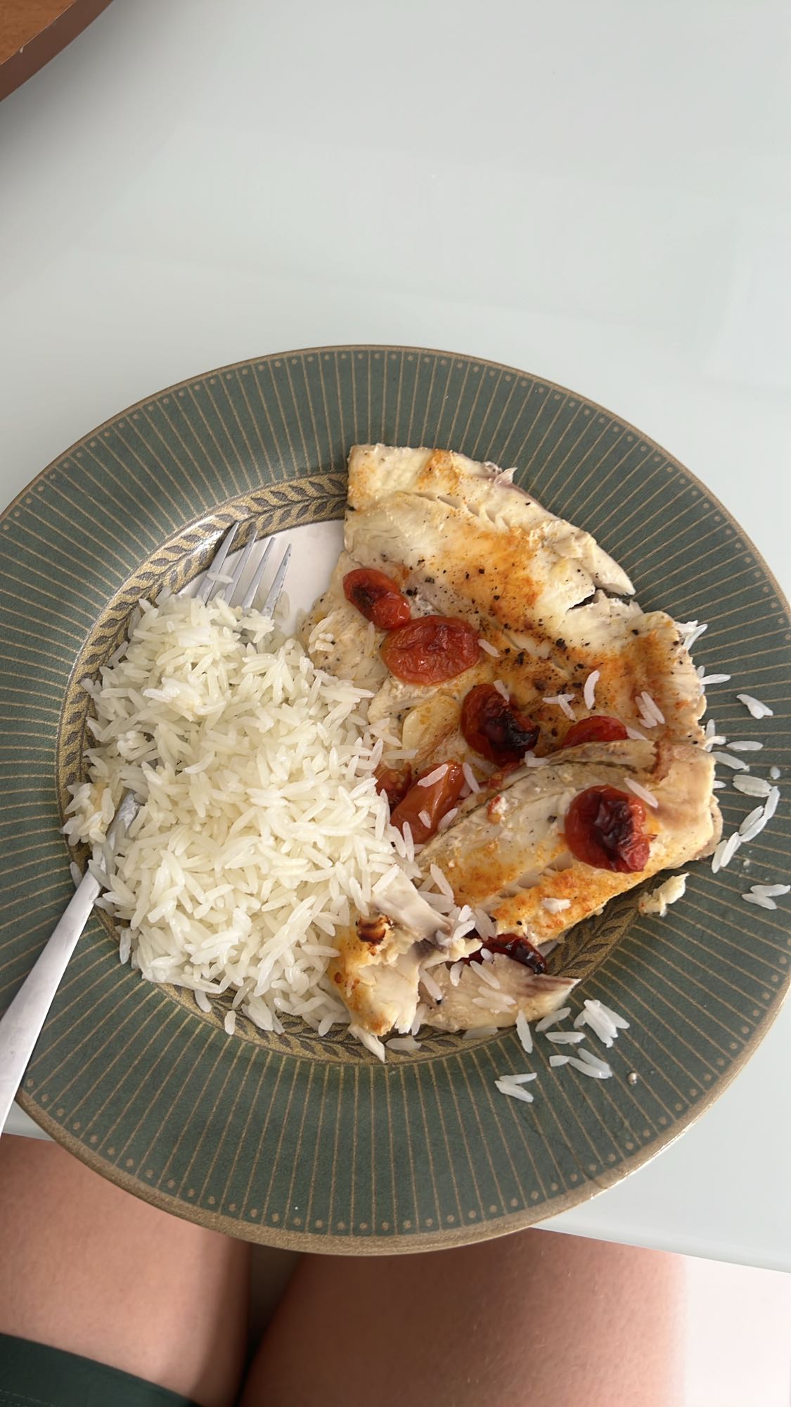 Peixe com arroz e tomate