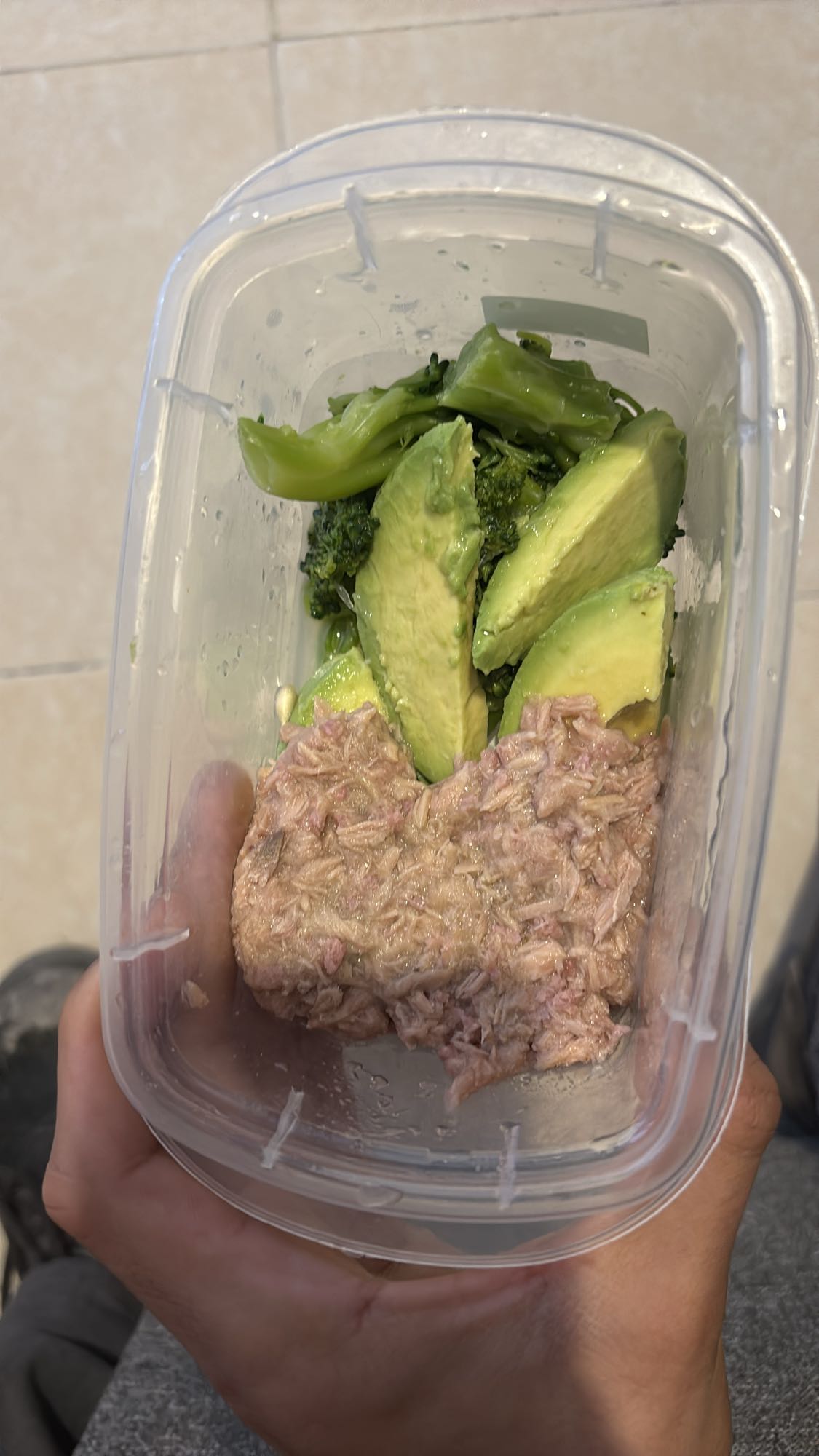 Ensalada de atún, brócoli y aguacate