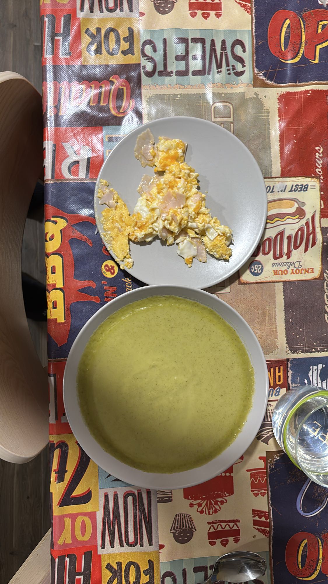 Sopa y huevos revueltos