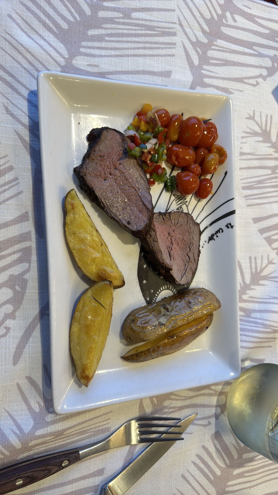 Carne asada con papas al horno y ensalada