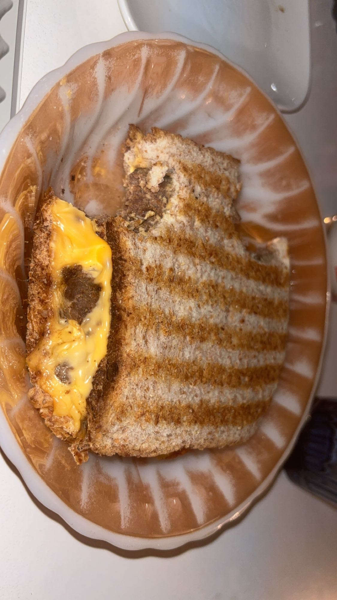 Sandwich au fromage et viande