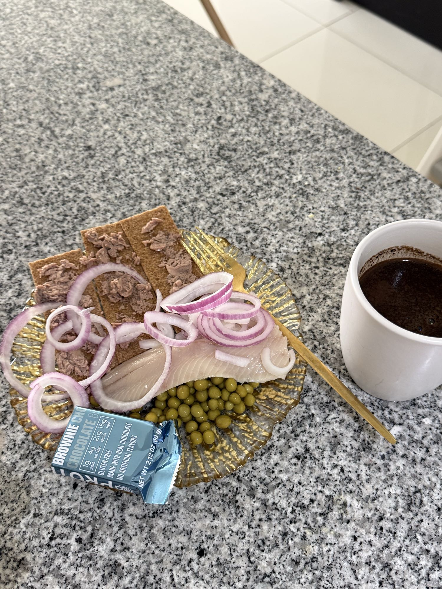 Сніданок з рибою та кавою