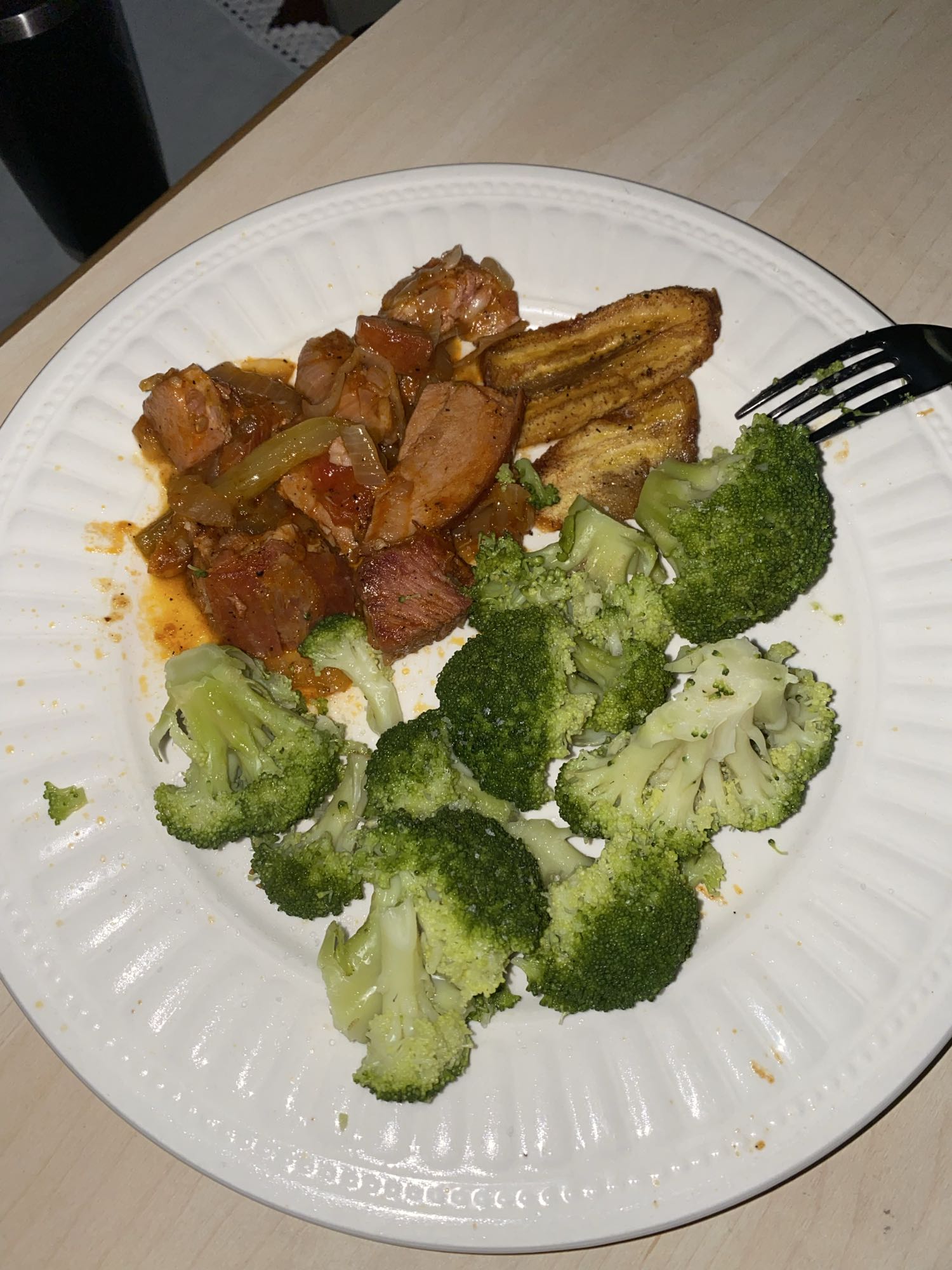 Cerdo guisado con brócoli y plátano