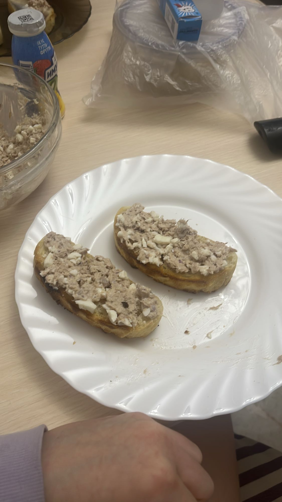 бутерброды с тунцом и яйцом