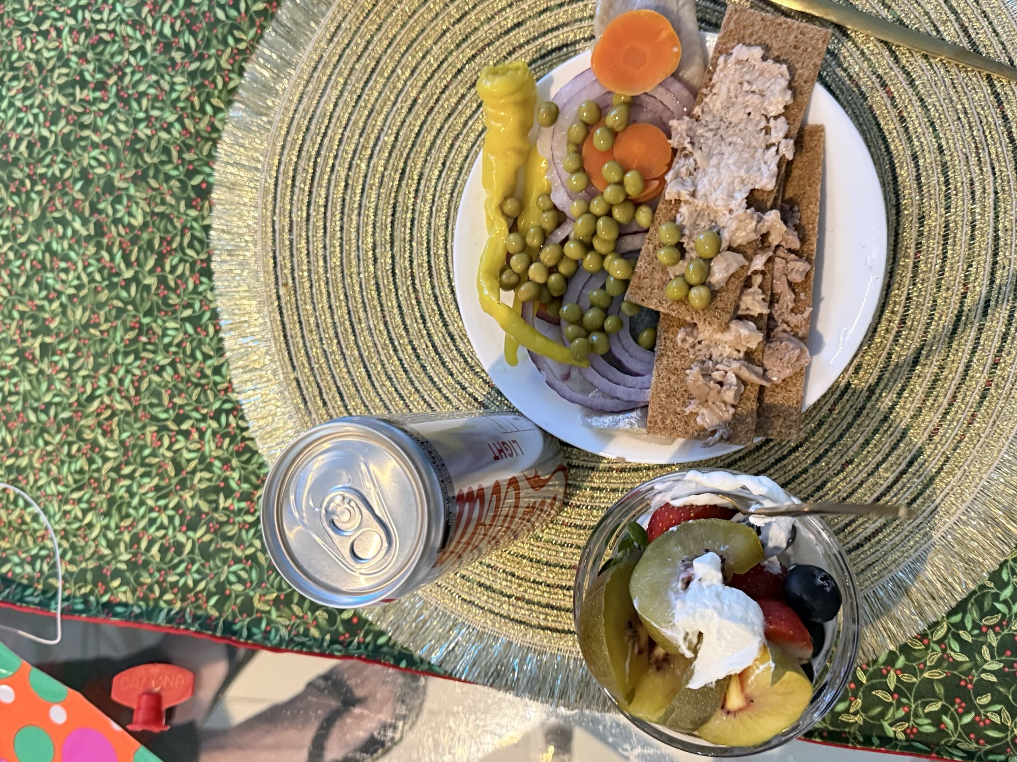 Тост з тунцем і фруктами