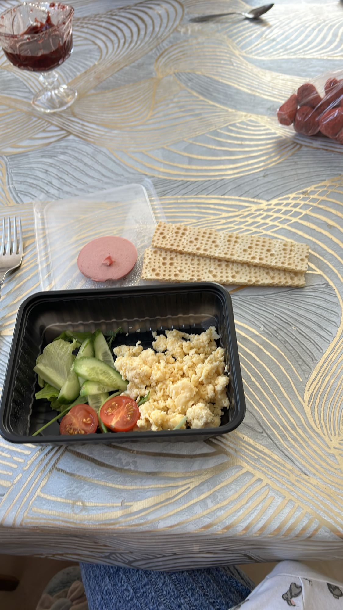 Завтрак с омлетом и овощами