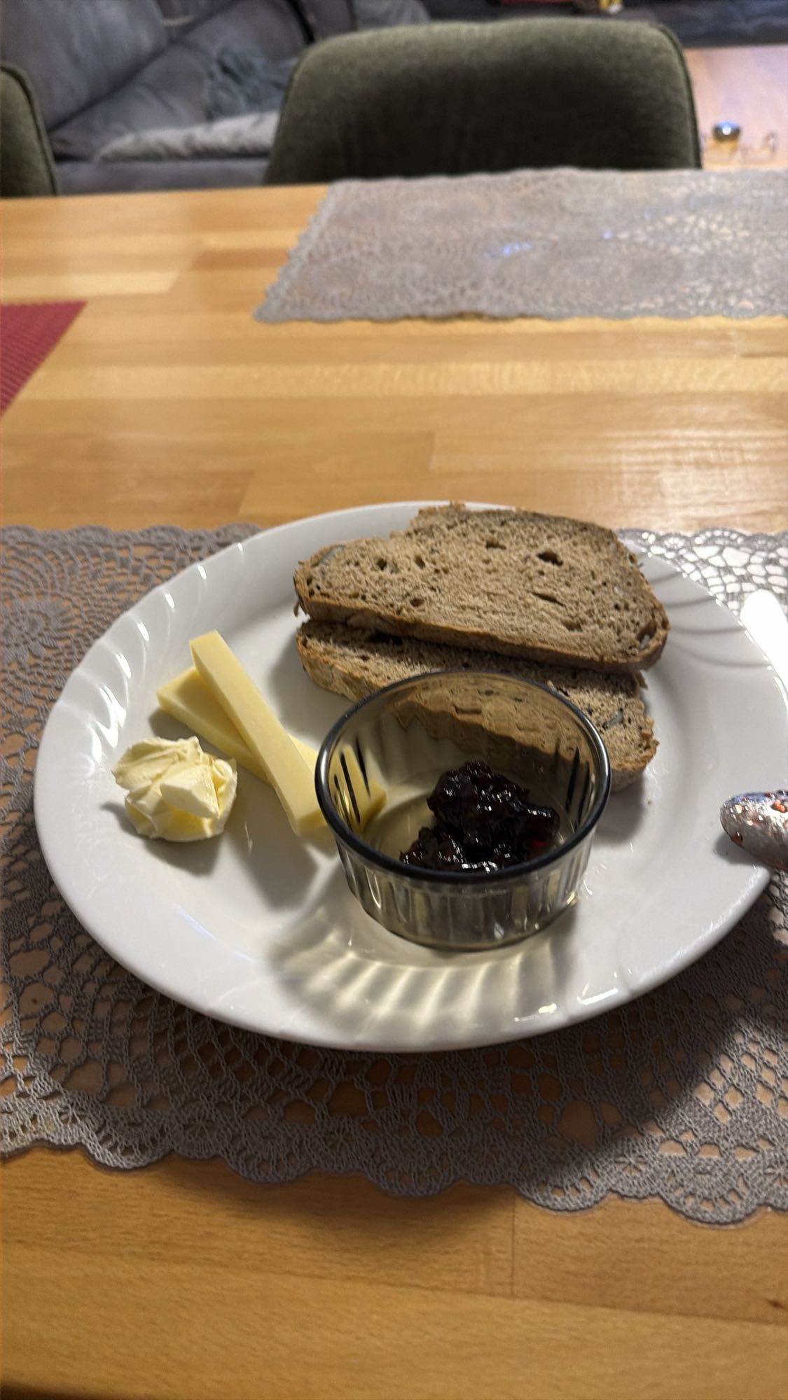 Brot, Käse, Butter & Marmelade