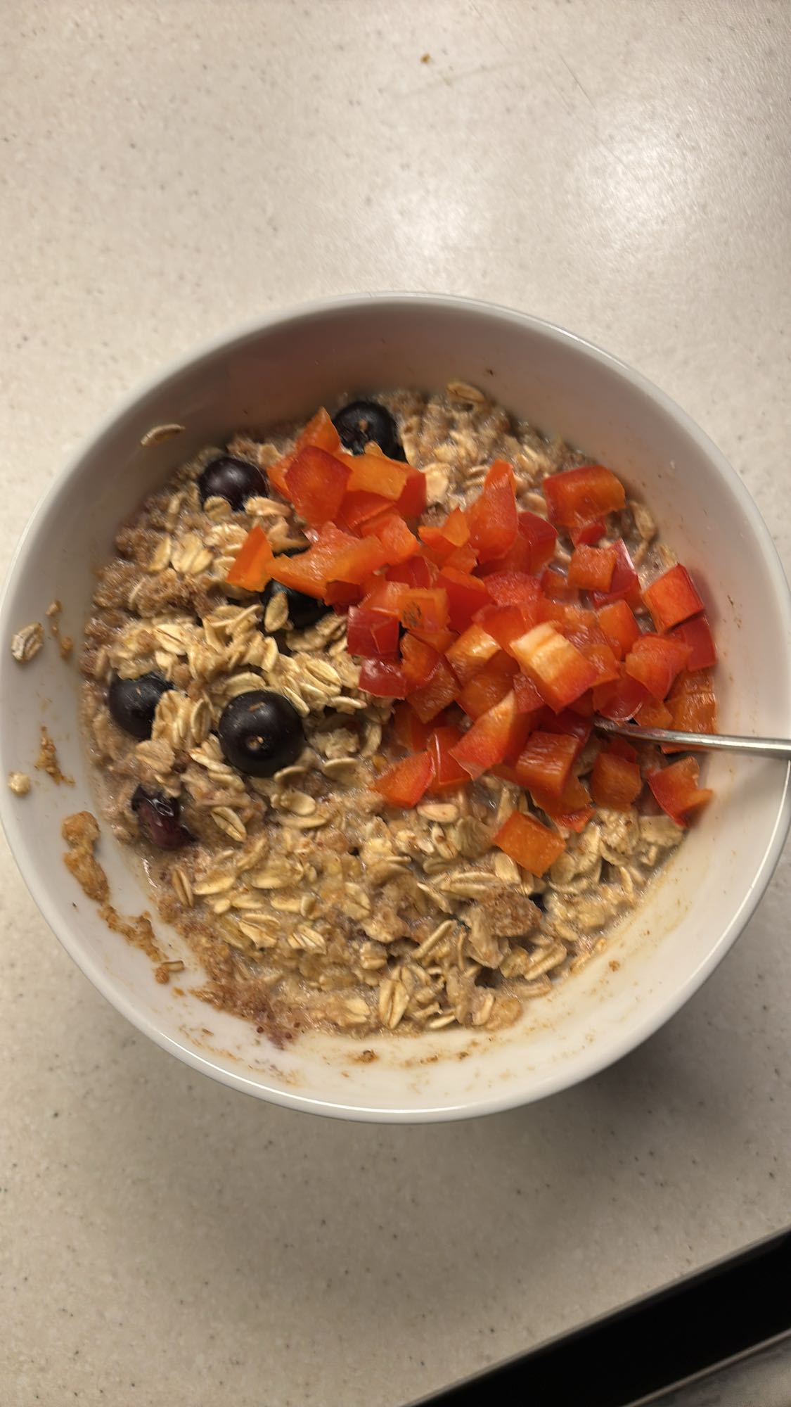 Havregryn knekkebrød protinpulver blåbær paprika melk