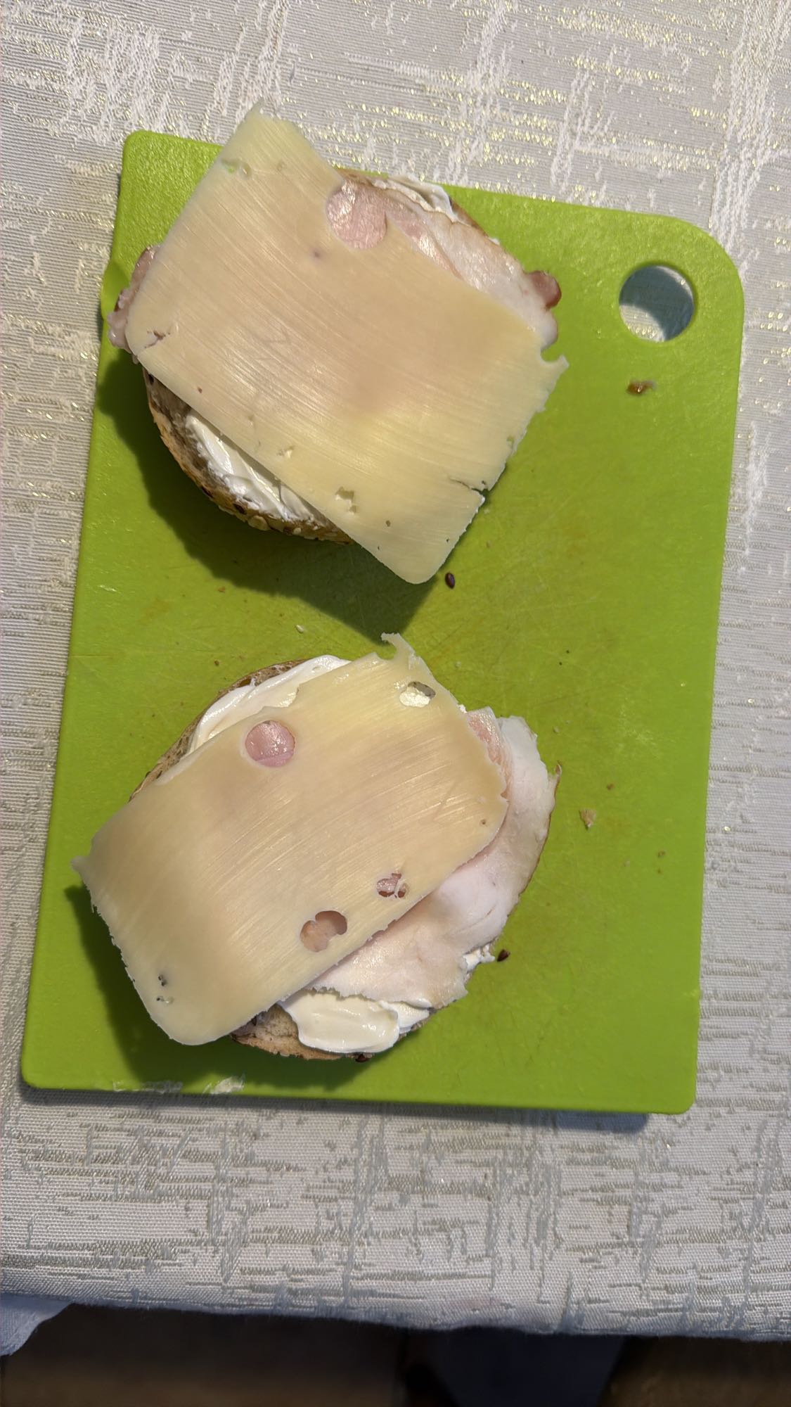 Kanapki z serem i szynką