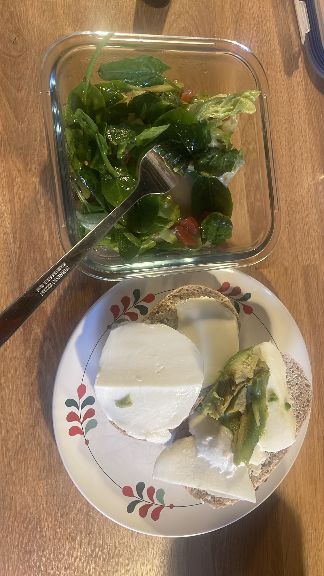 kanapki z mozzarellą i sałatką