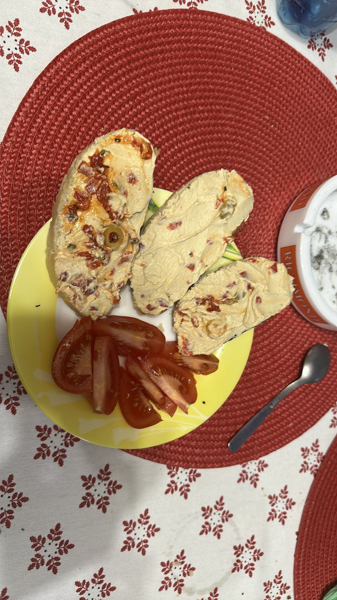 Pâine cu hummus și roșii