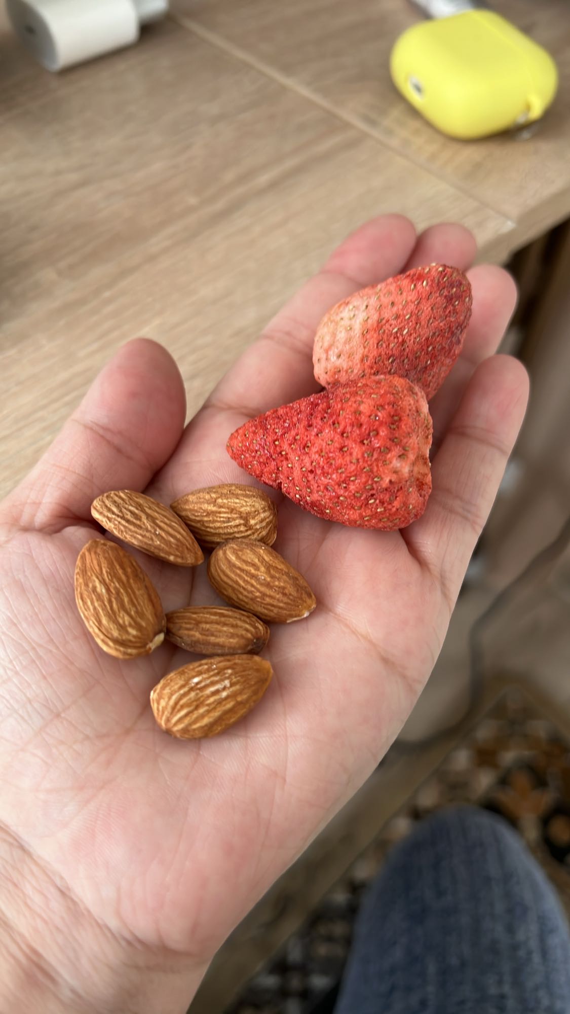 ягоды и миндаль