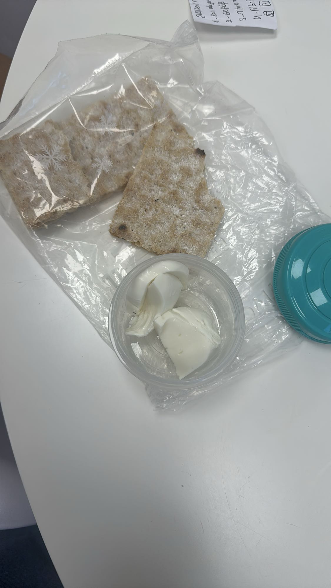 Kraker ve beyaz peynir