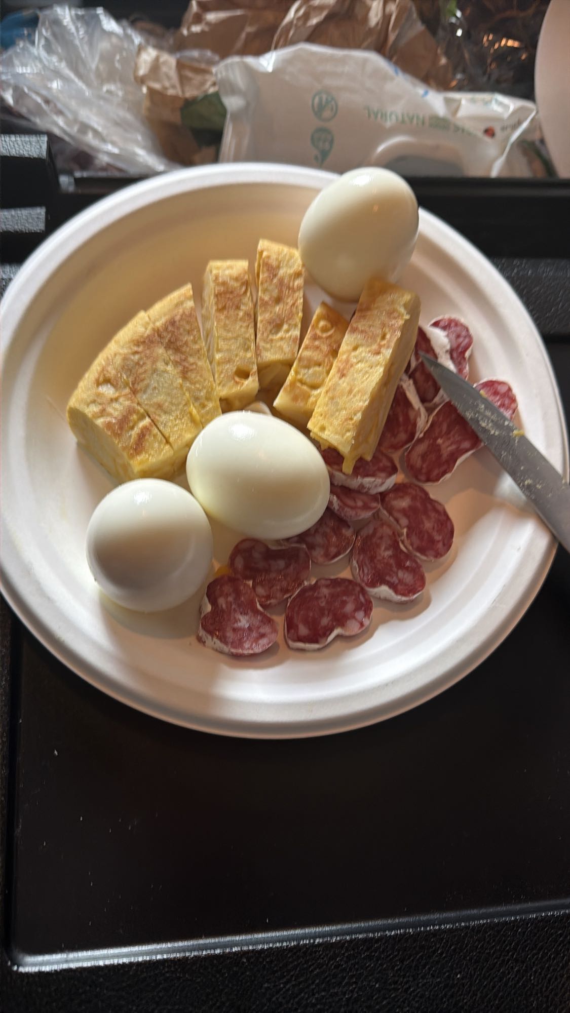 Mic dejun cu ouă și salam