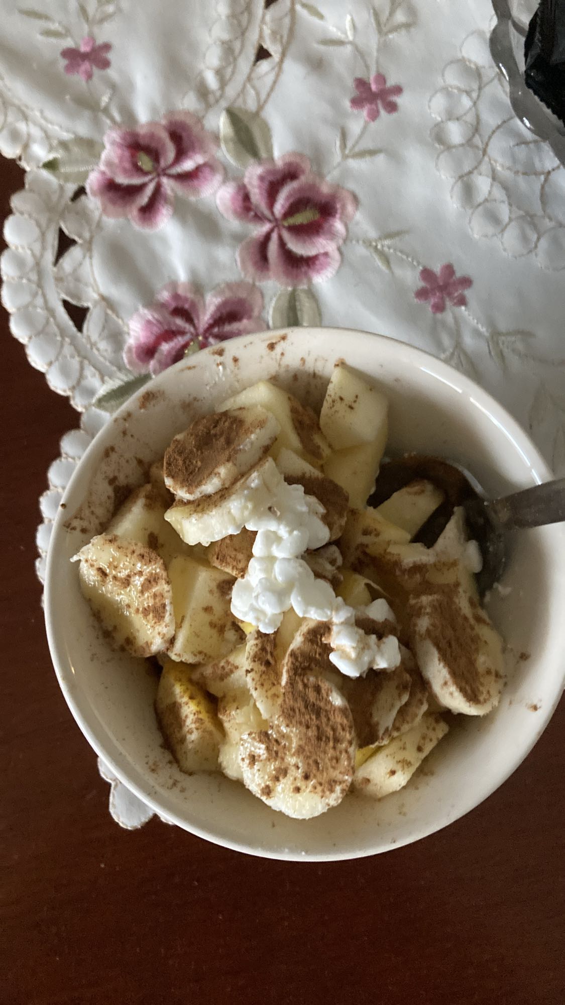 Fruktsallad med keso och kanel