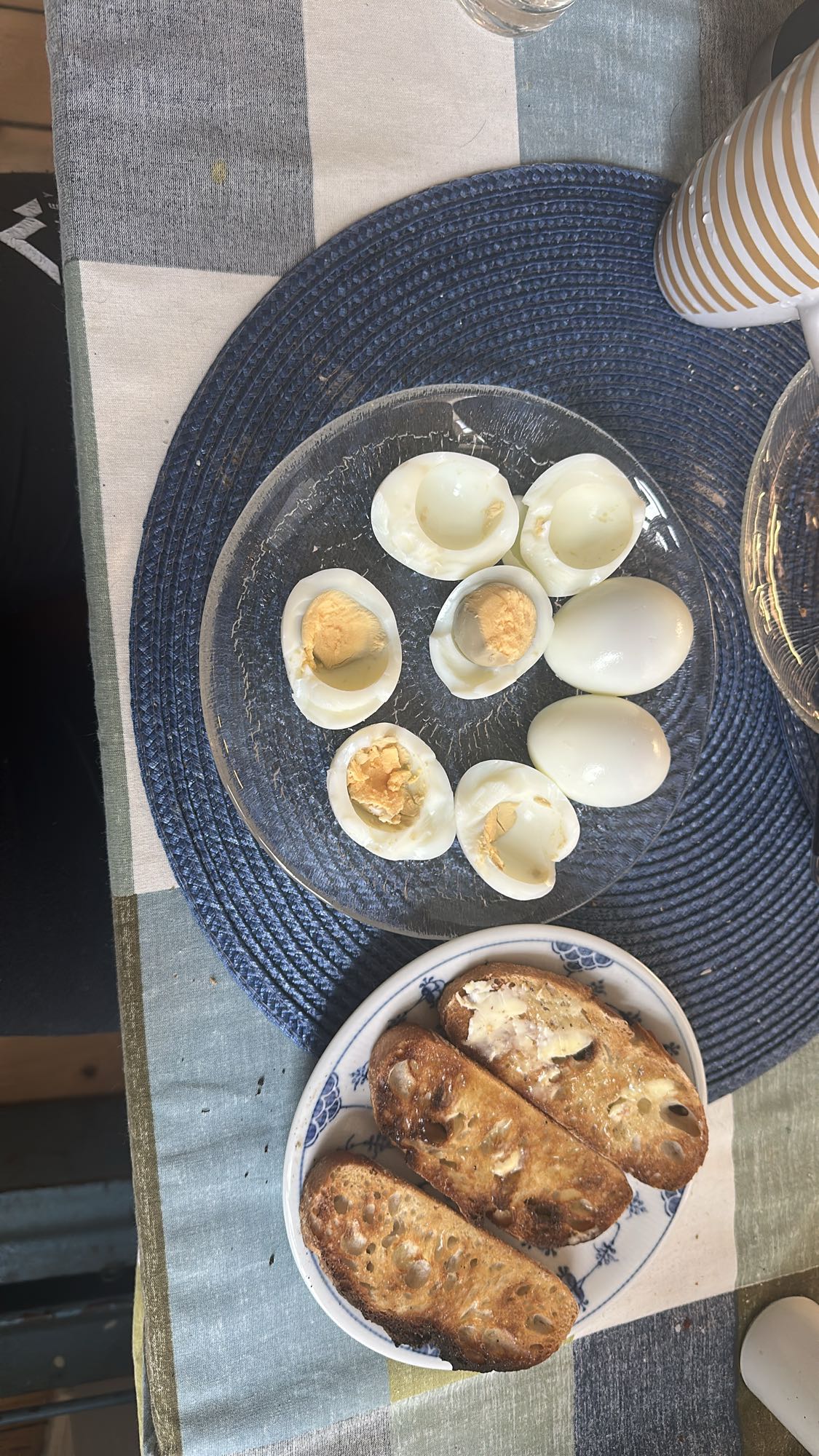 Ägg och rostat bröd